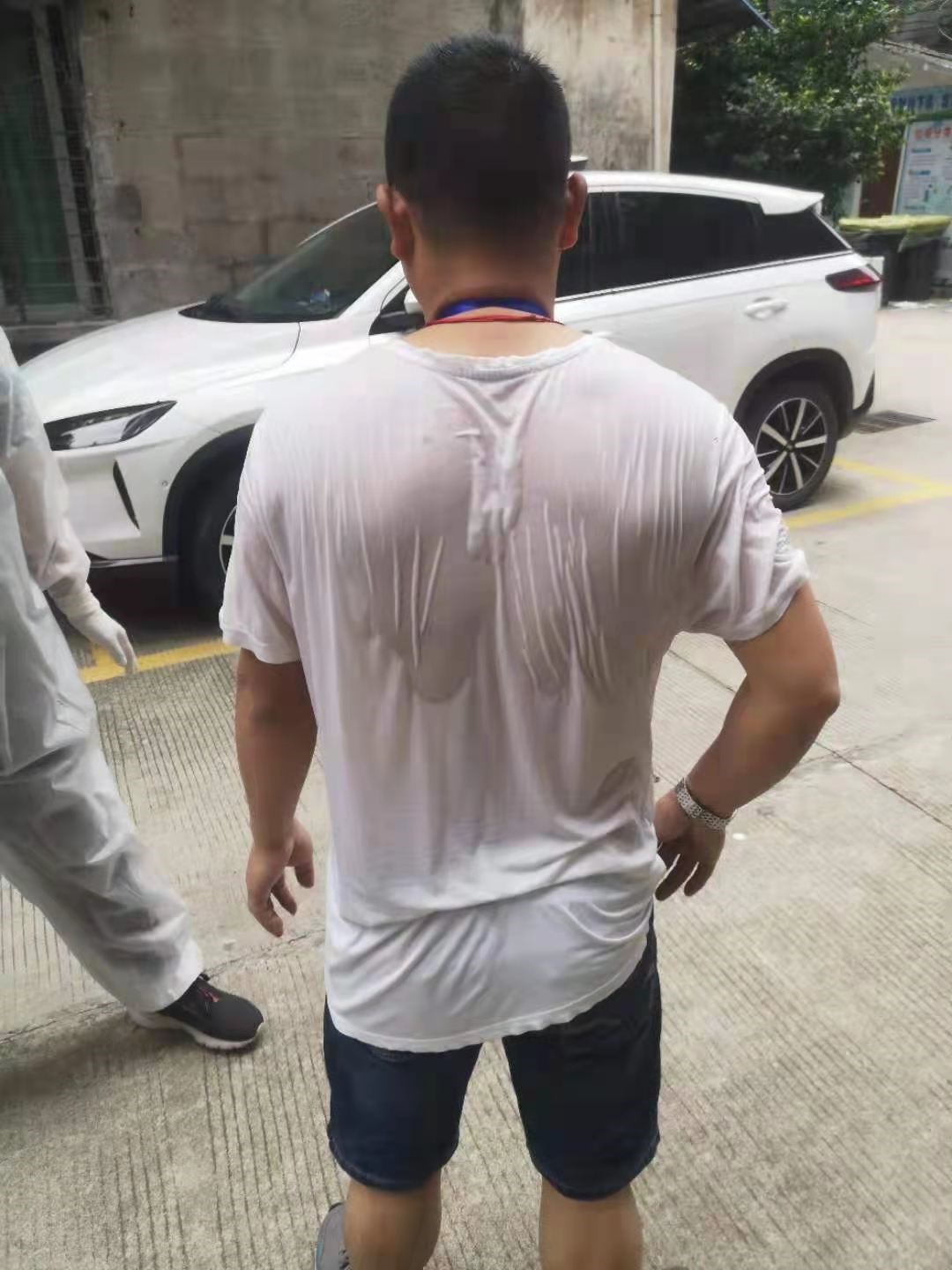 (图:工作回来的小伙伴已全身湿透.