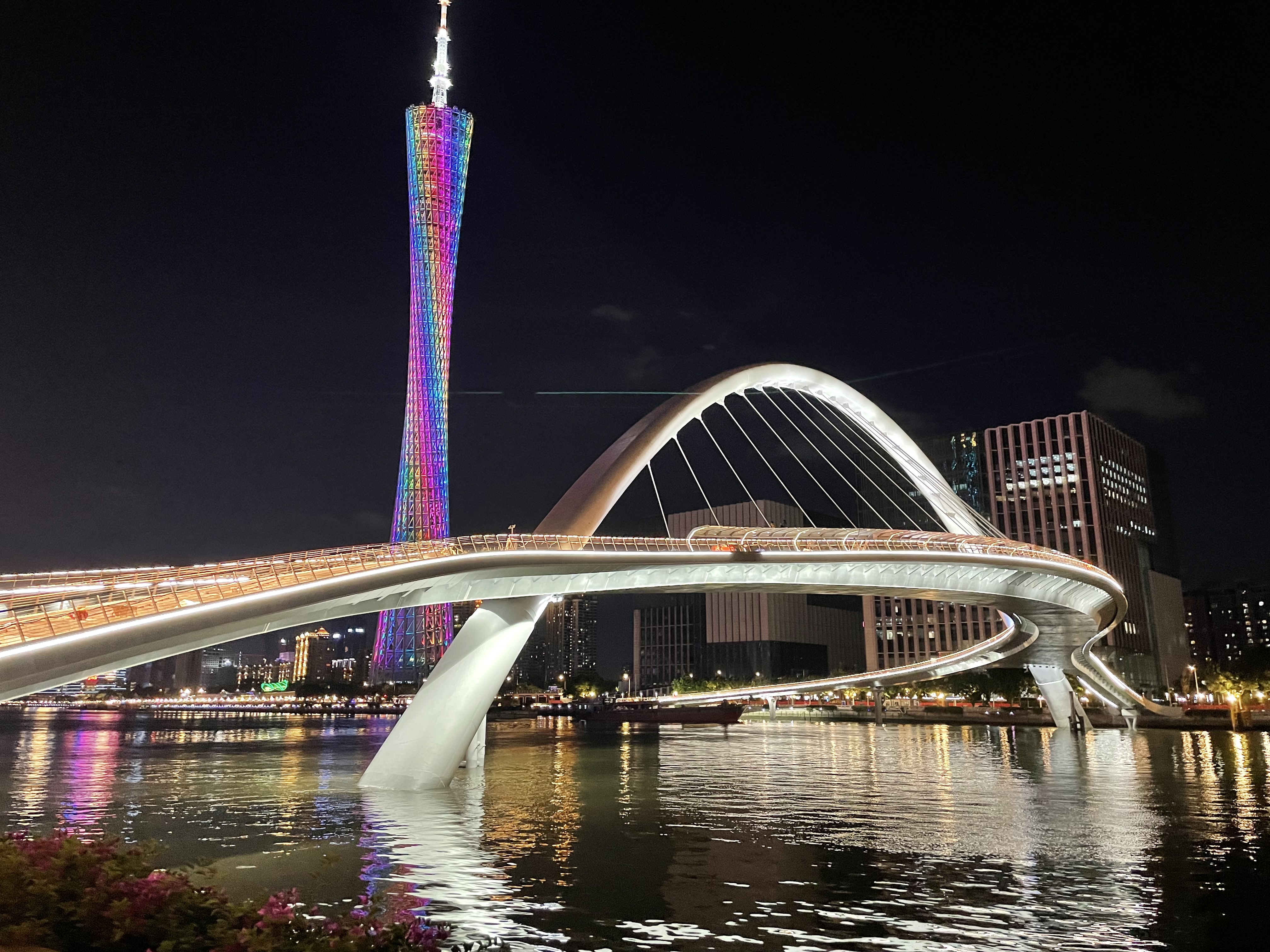 璀璨夜珠广州首座珠江两岸人行桥亮灯