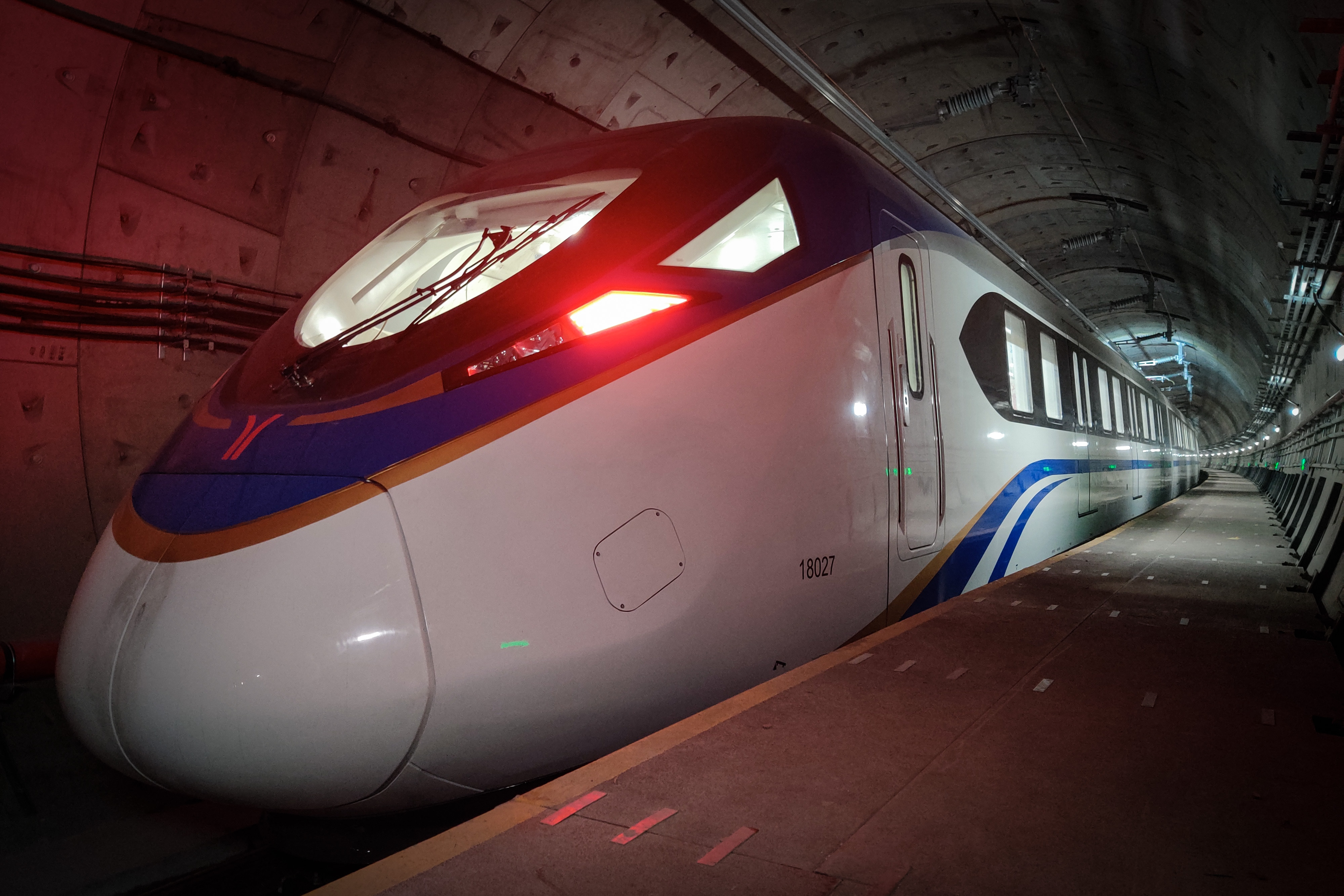 广州地铁18号线首通段进入正线动车调试阶段