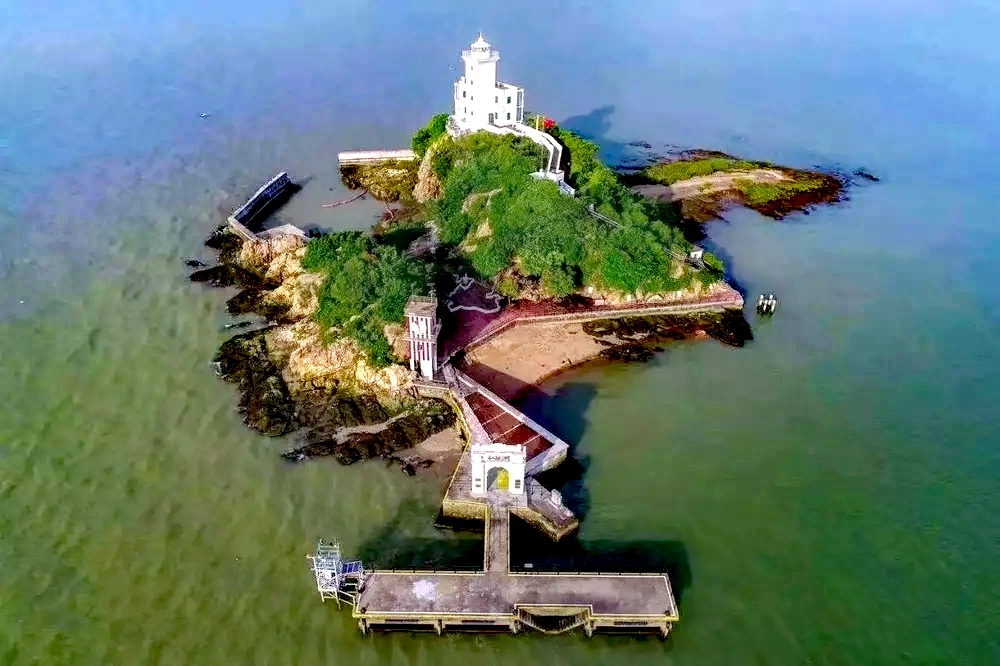 致敬父亲一座孤岛一座灯塔一面红旗航标世家与灯塔的故事