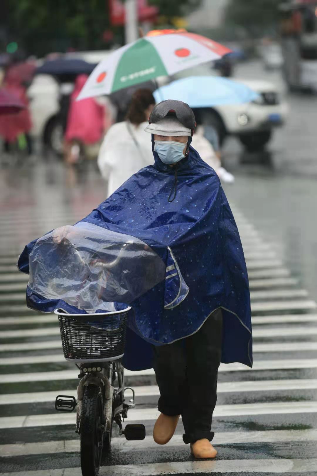 图集|上班雨,赶路忙