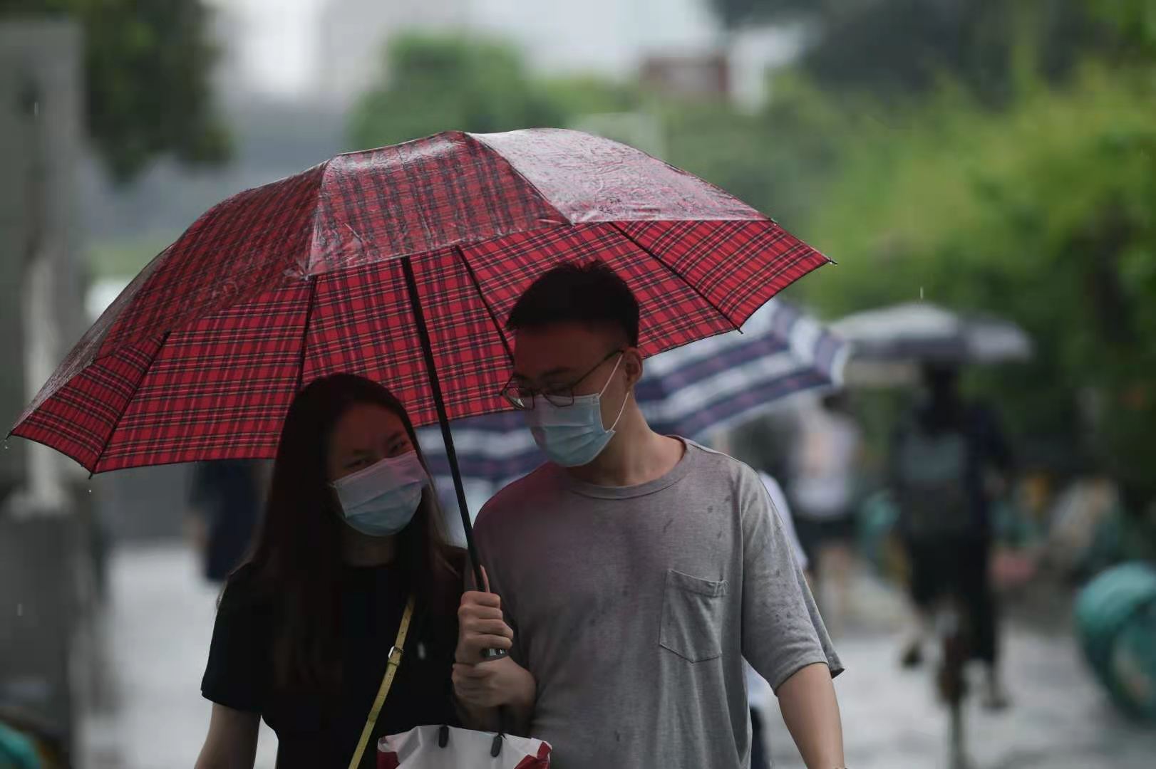 图集|上班雨,赶路忙