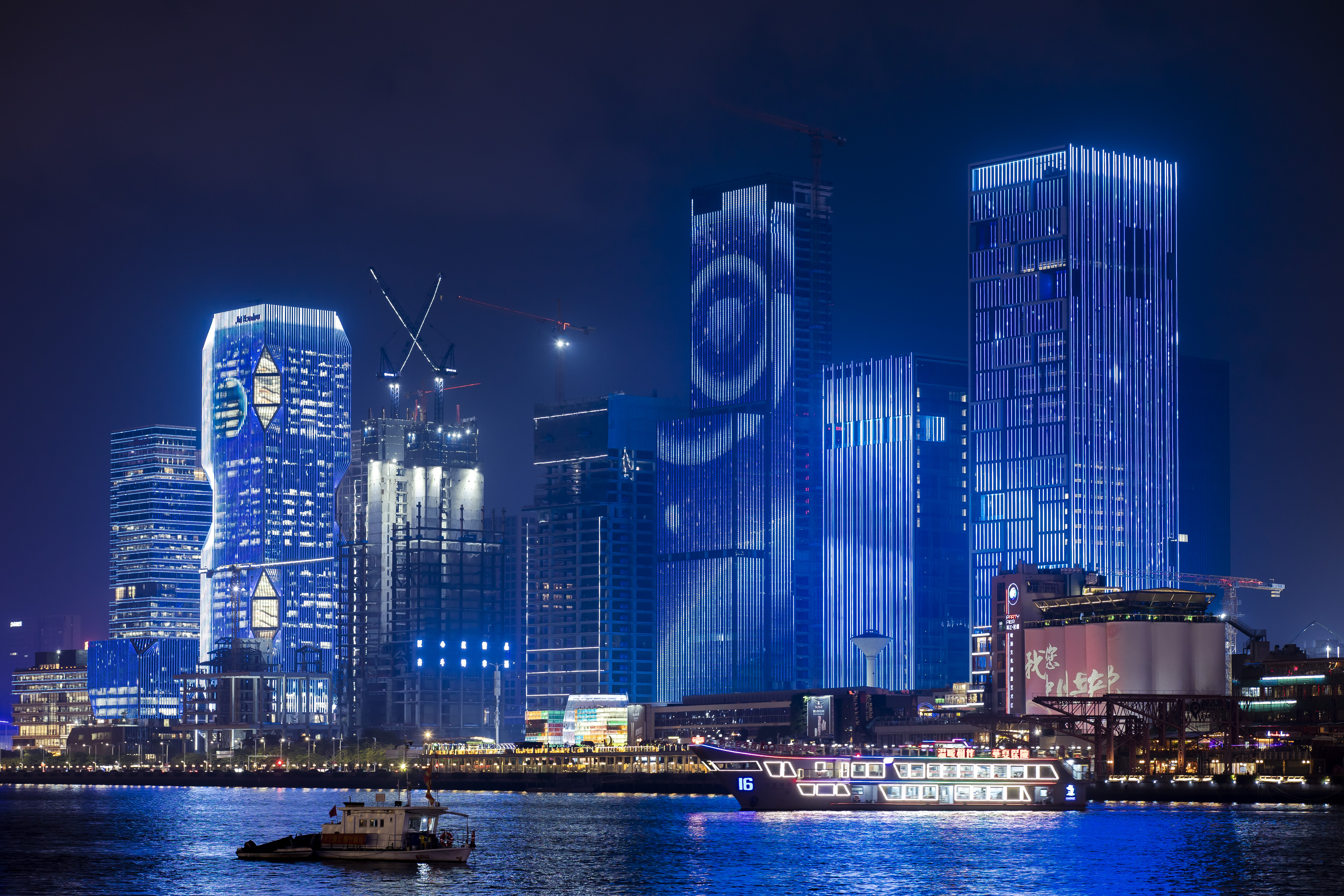 琶洲人工智能与数字经济试验区的楼宇群是第一次参加广州城市灯光秀