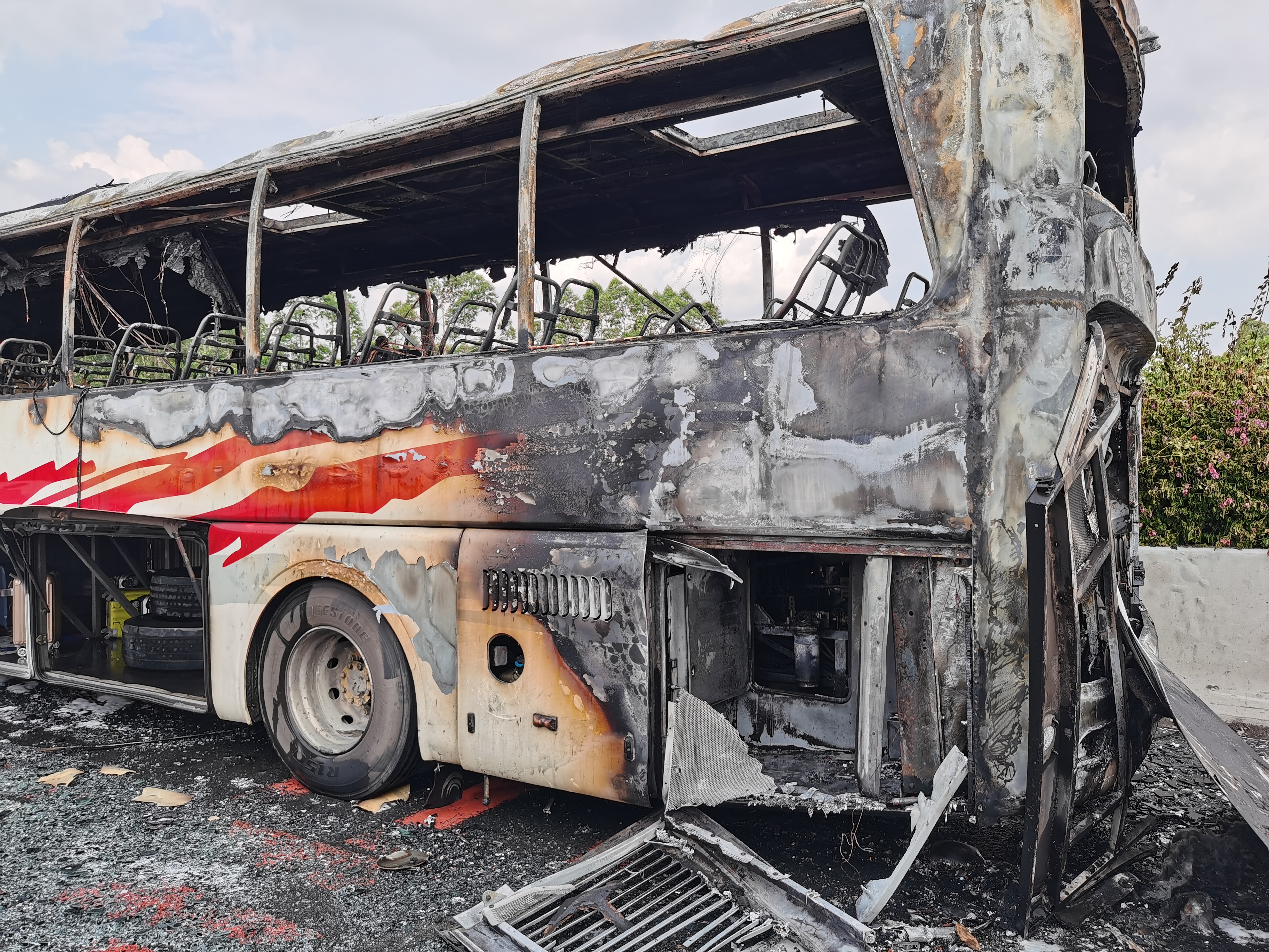 一客车行驶途中自燃,33名乘客成功脱险