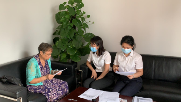 徐姨与南方公证处工作人员