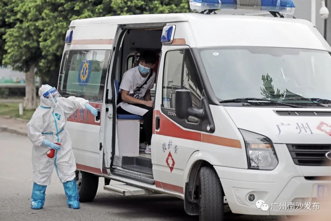 进入小区的120救护车经过车身消毒后,驶出小区.