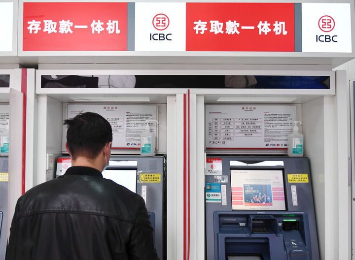 2021年2月,一位客户在北京王府井大街中国工商银行新东安支行使用atm