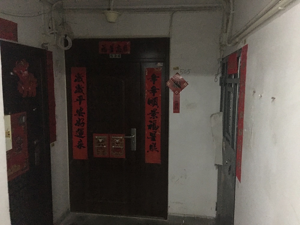 调查| 楼道私装防盗门,圈进公共空间和消防拴,谁来管?