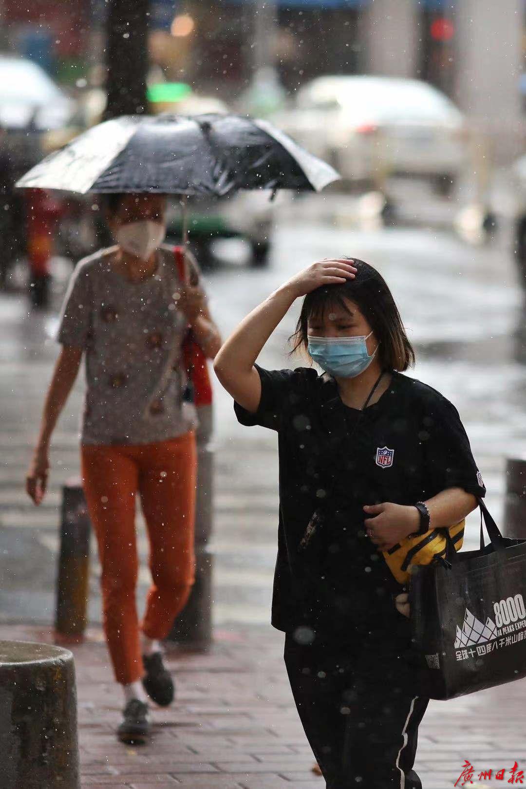 图集突迎暴雨市民冒雨前行
