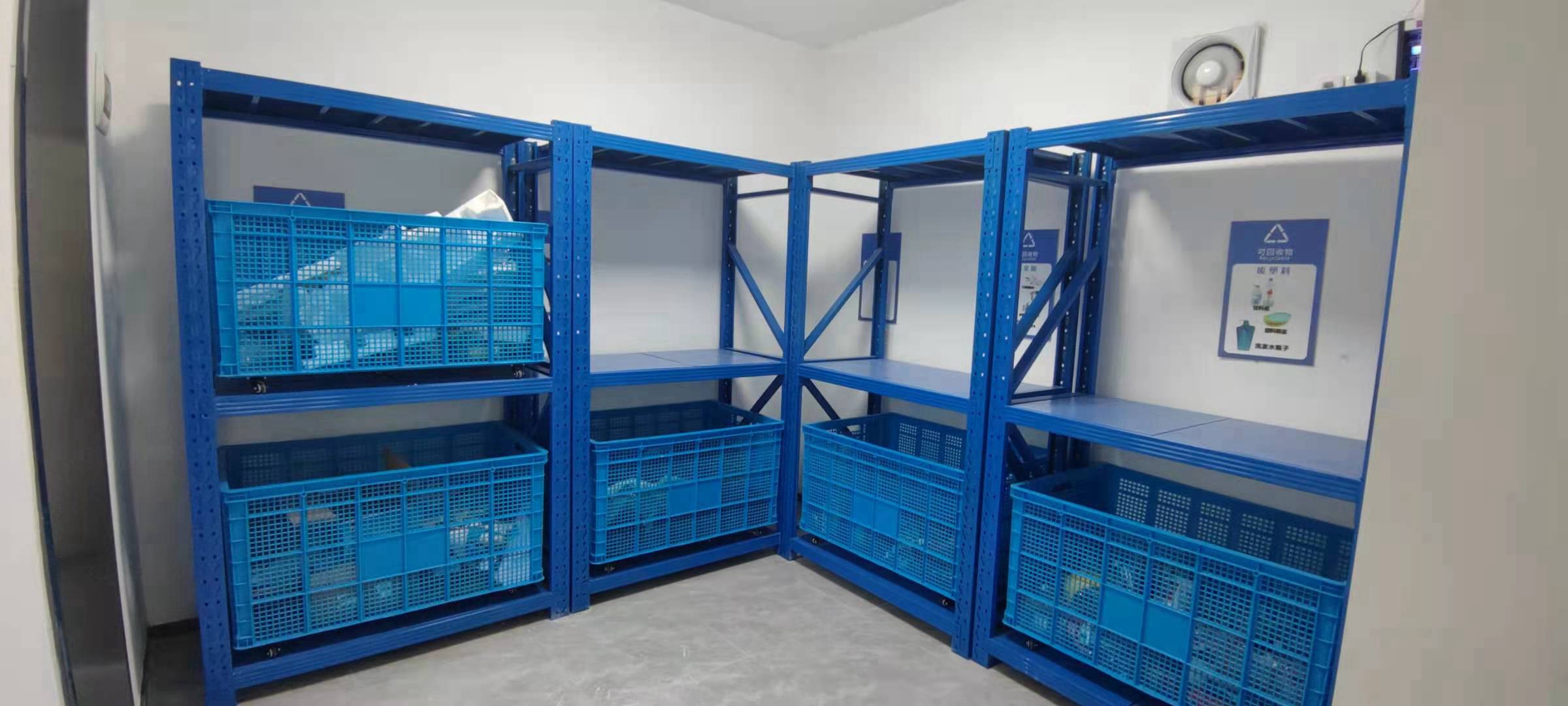 08.为促进资源回收最大化、便捷化,网点还配有可回收物货架。看起来是不是很像在逛超市?琳琅满目精细呈现,使人们深刻意识到:垃圾分类资源再利用,潜藏着巨大价值!