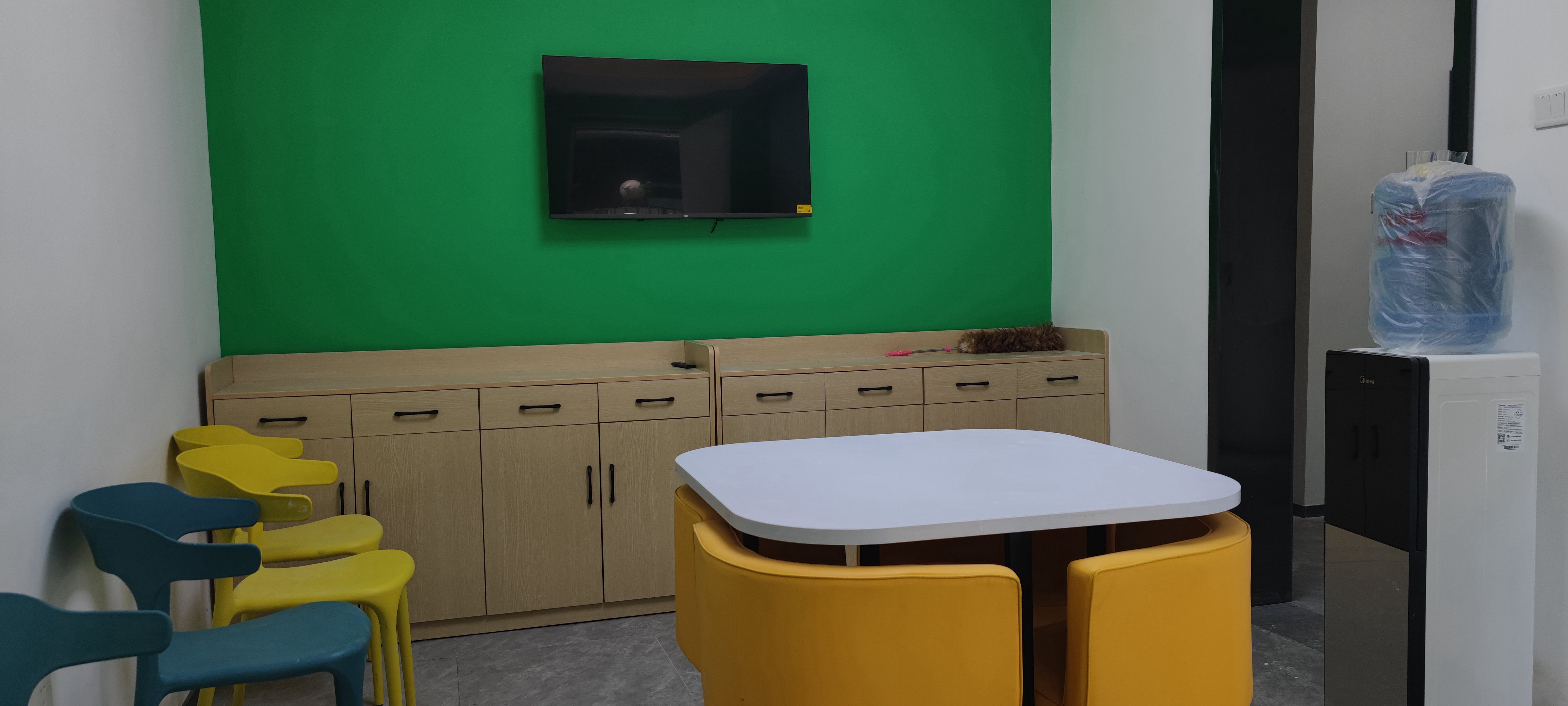 10.驿站配备有桌椅、电视、空调、饮水机、茶水间等设施。风吹日晒雨淋,环卫工人都可以来此地小憩一下~