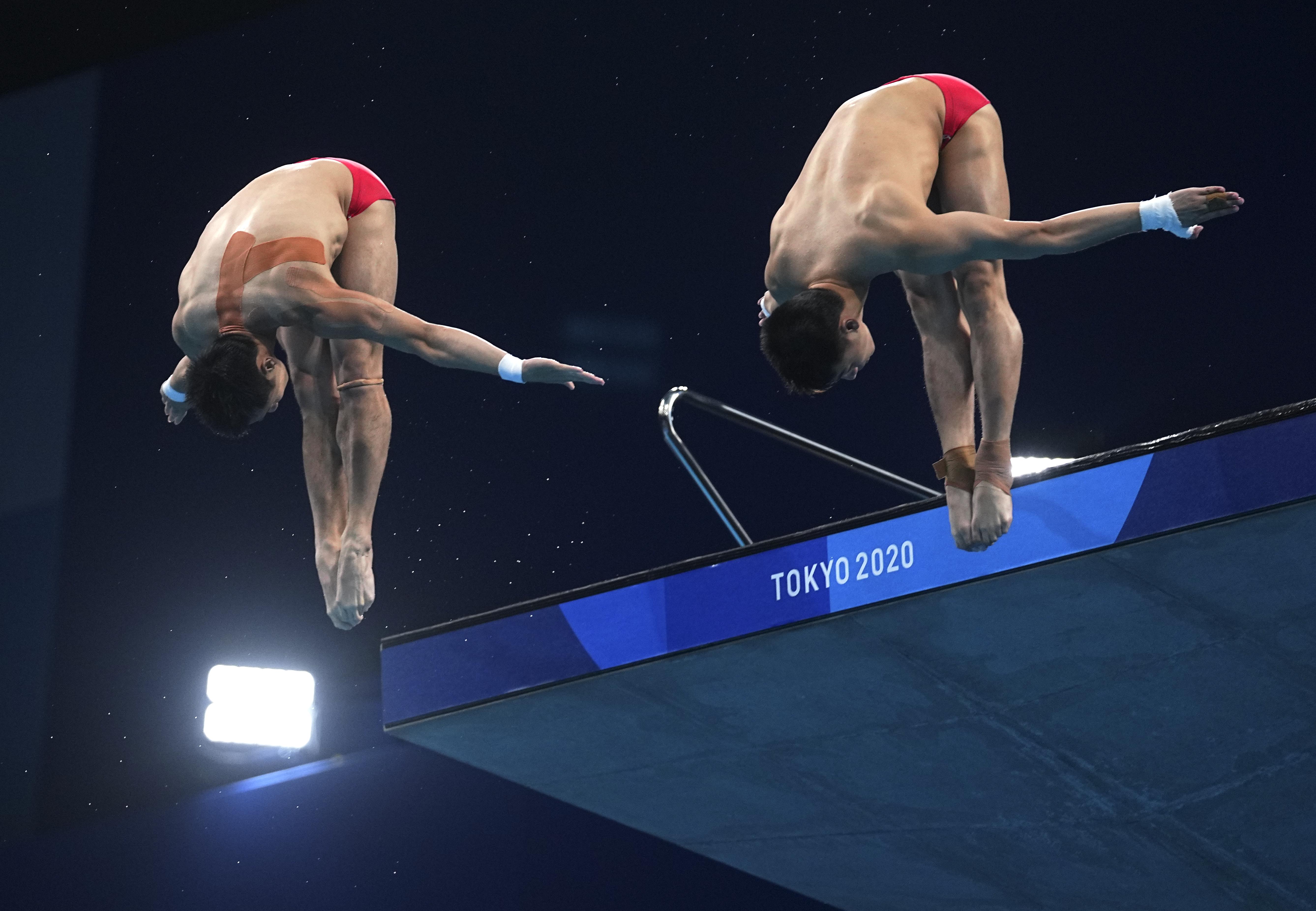 再添一枚奖牌曹缘陈艾森夺得跳水男子双人10米台银牌