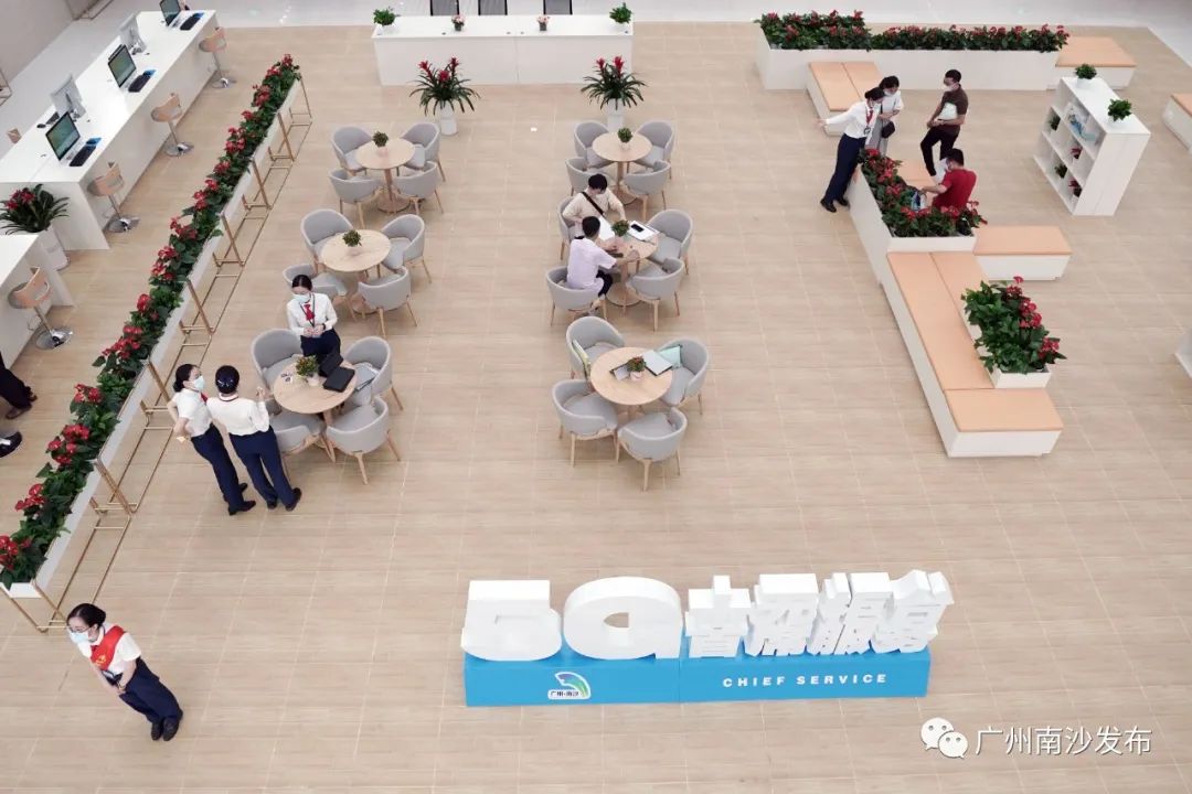 新政务服务中心试运营第一天~"体验特别好,喝着咖啡就把事情办好了!