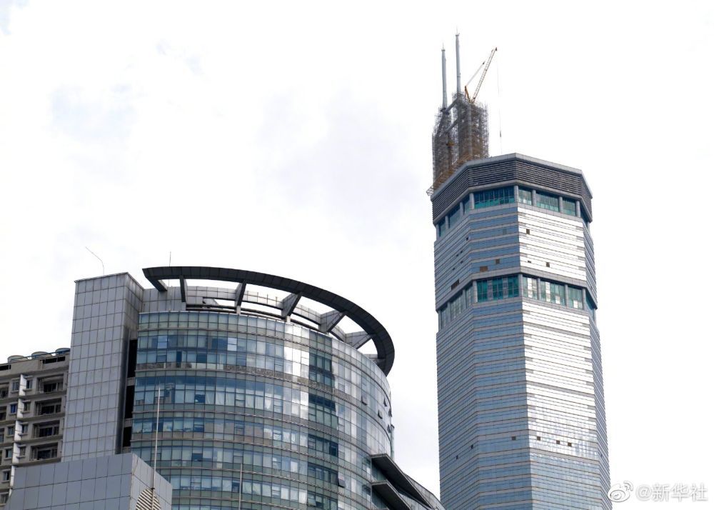 深圳赛格大厦进行楼顶桅杆拆除施工