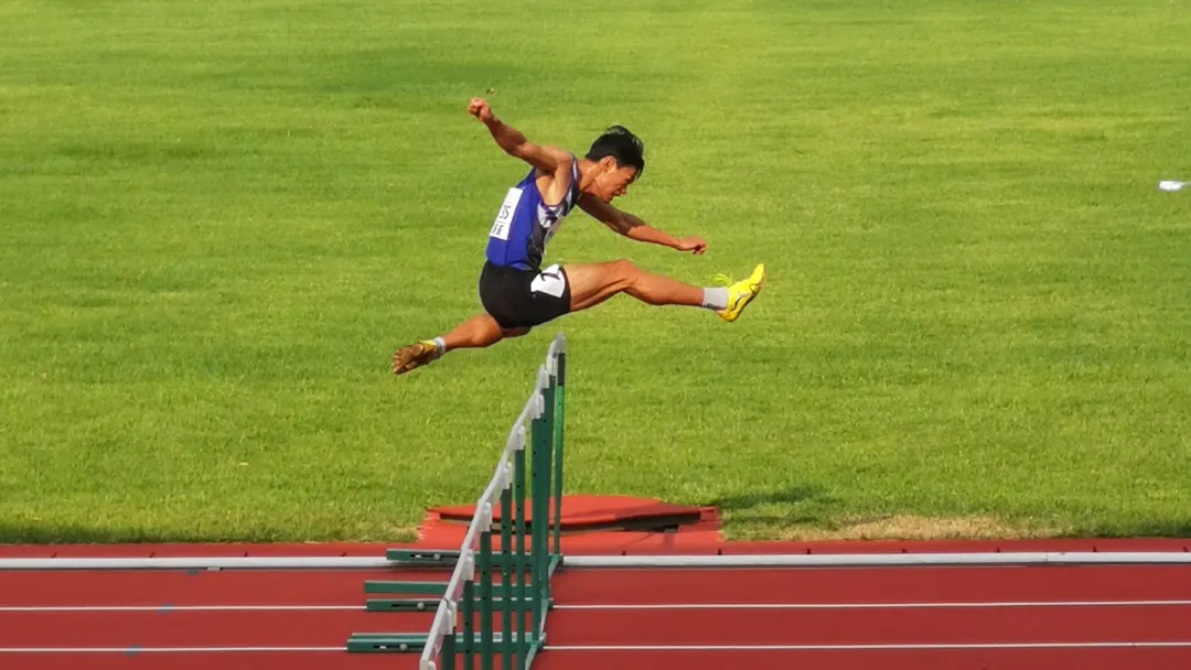 姚楚鑫在第二十届全国大学生田径锦标赛男子400米跨栏的比赛现场飞驰