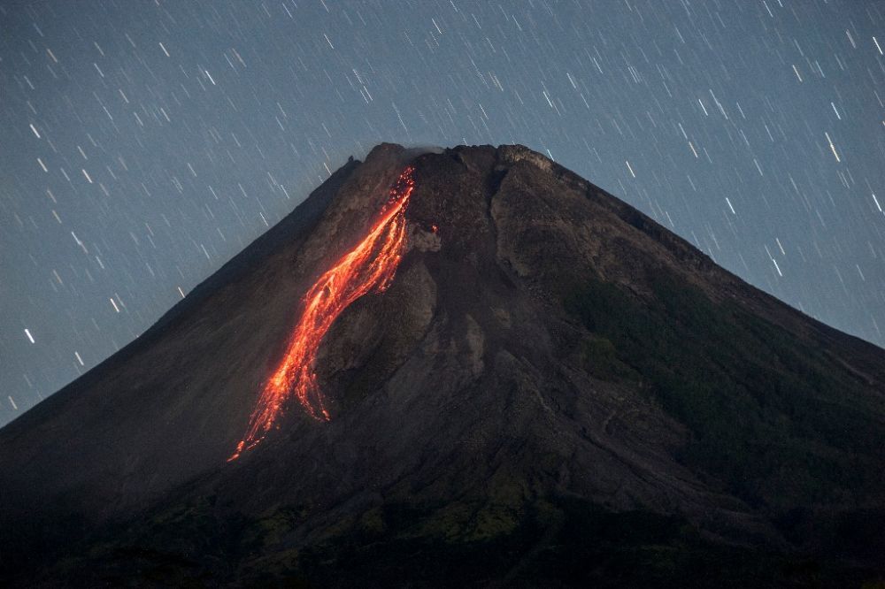 印尼最活躍火山8日噴發火山灰柱高約1000米