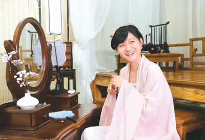 圖為一名女孩專程前往位於香港葵涌的漢文化工作室試穿漢服。 新華社記者 王申攝