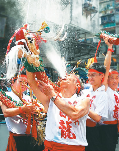 澳門市民在魚行醉龍節巡遊活動中表演舞醉龍(資料圖片)