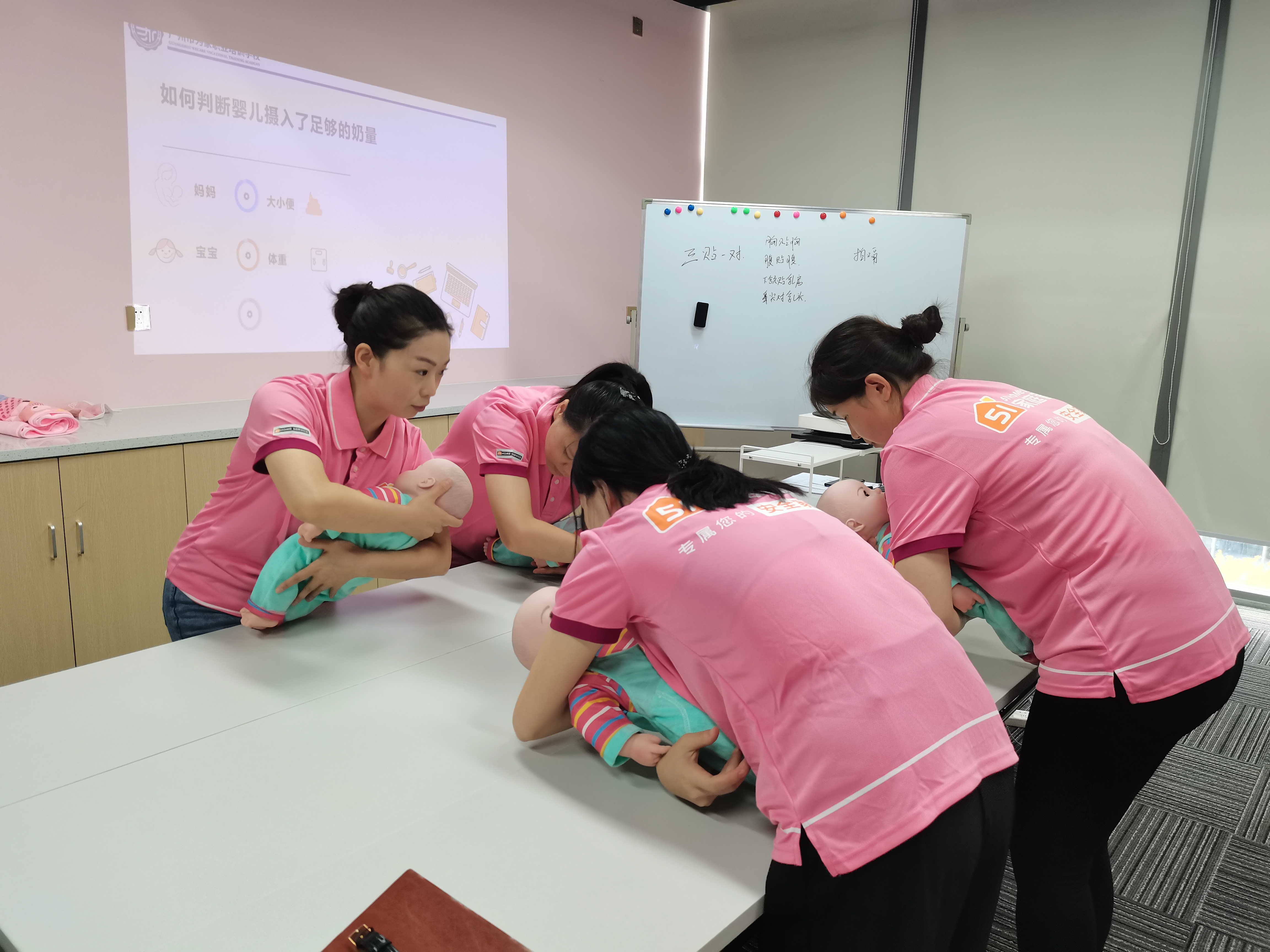 三孩配套:谁来照护孩子的前1000天