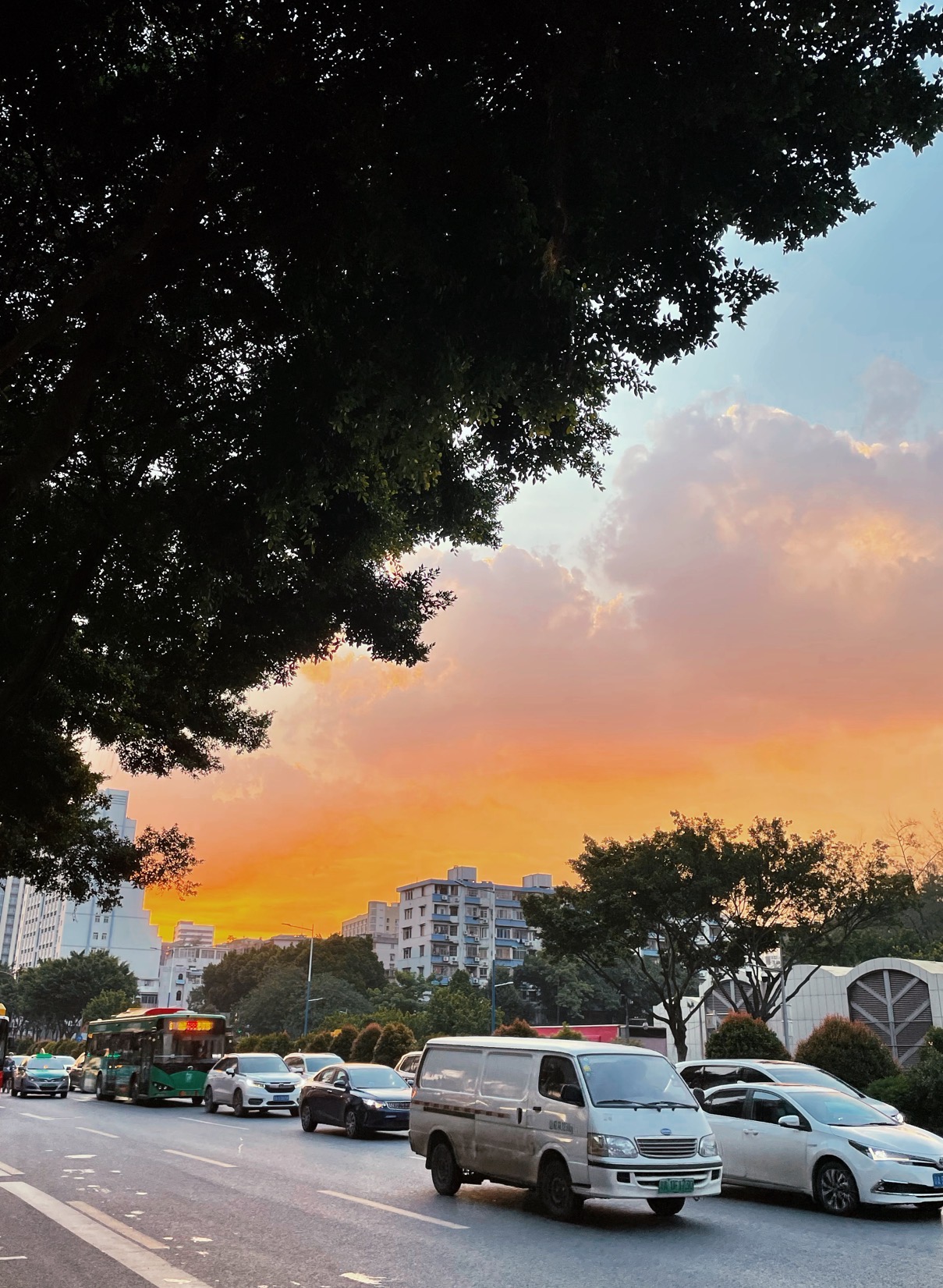 2021年8月17日傍晚,广州珠江两岸现绚丽晚霞,落日余晖映照珠水,氛围感