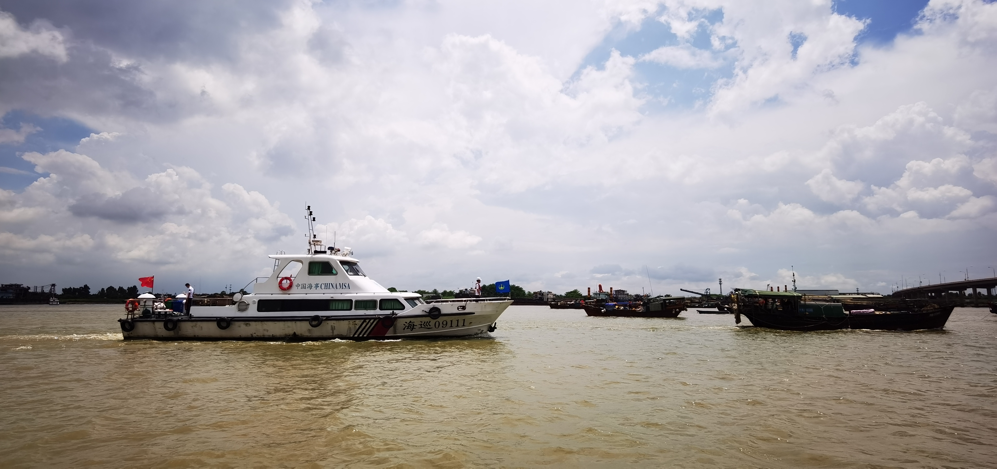 开渔首日!广州番禺海事处护航300余艘渔船安全出港