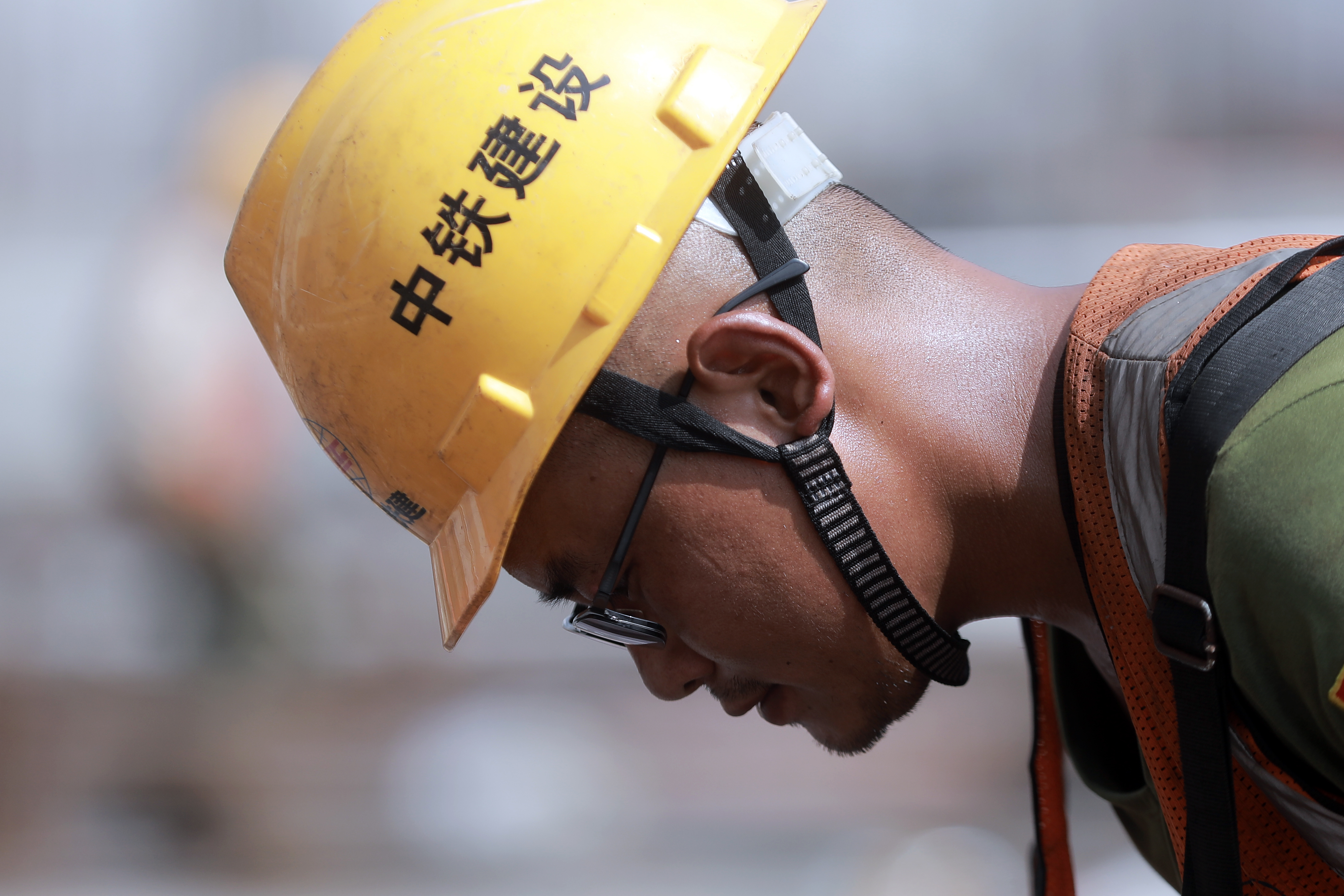 烈日下的坚守:致敬最可爱的建筑人