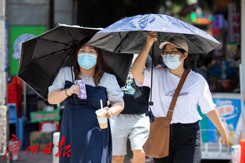 烈日下,女士纷纷撑伞遮阳