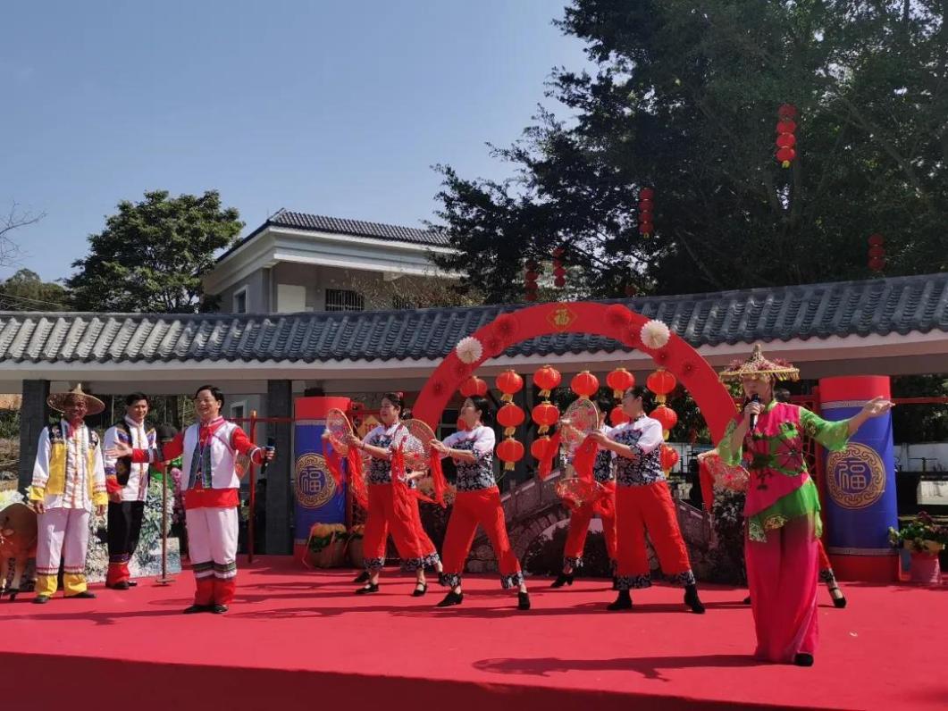 村内客家山歌、貔貅舞等非物质文化遗产表演吸引了大量的市民前来游玩。(来源:广州市黄埔区新龙镇)