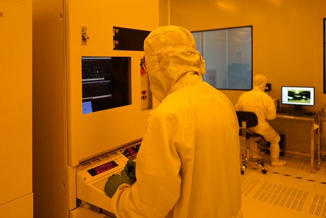 奥松电子工程师在半导体车间作业.受访者供图