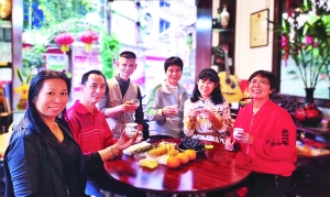 顺坚叔经常和街坊们一起喝茶聊天。