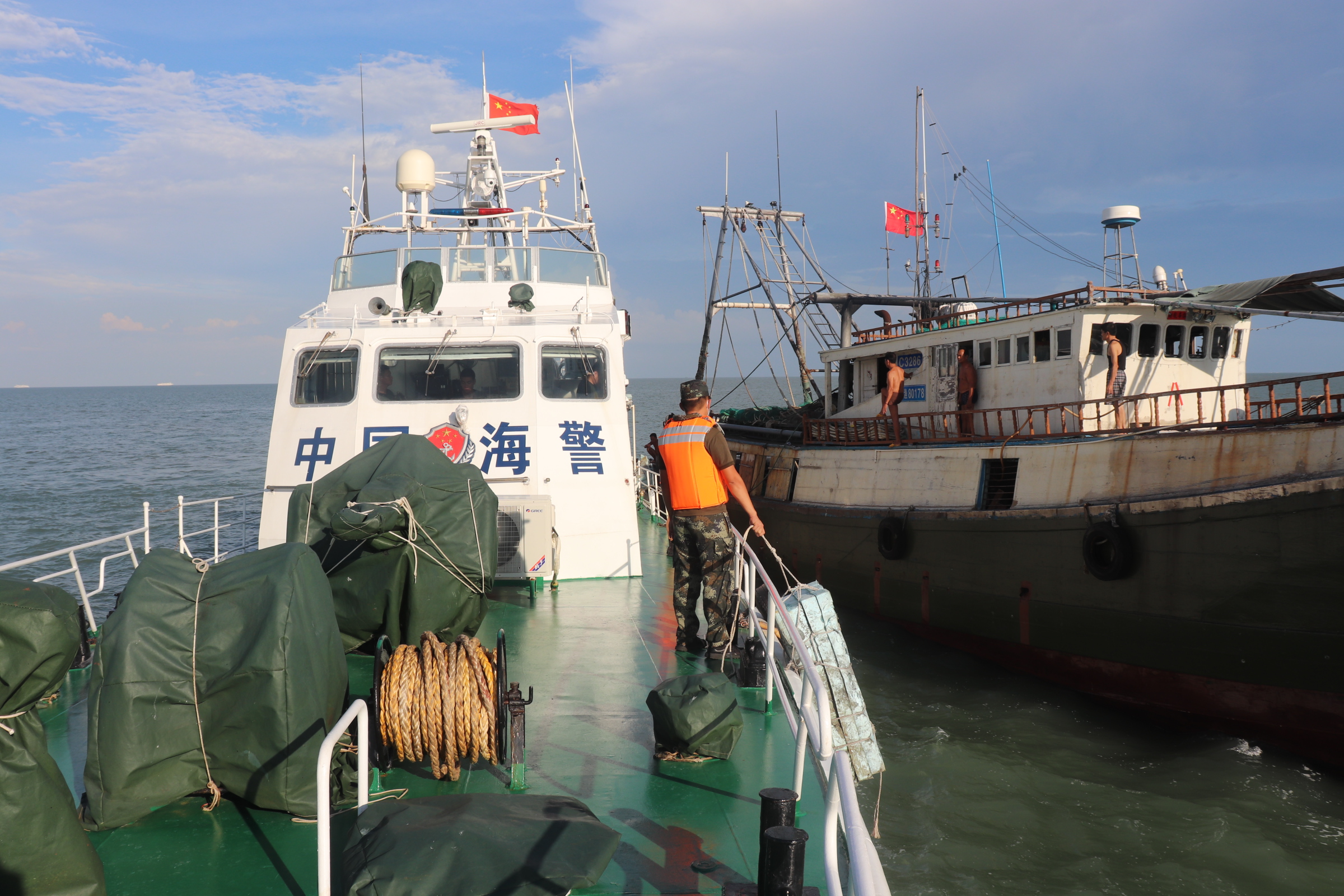 渔船失去动力海上漂航16小时,海警紧急救助5名遇险渔民