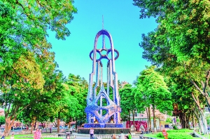 镇标公园花丛深处的钟村街的“镇标”。