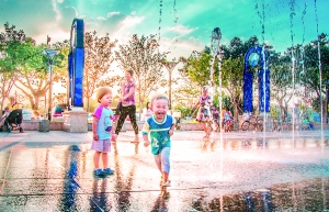 镇标公园里,孩子在戏水玩耍。