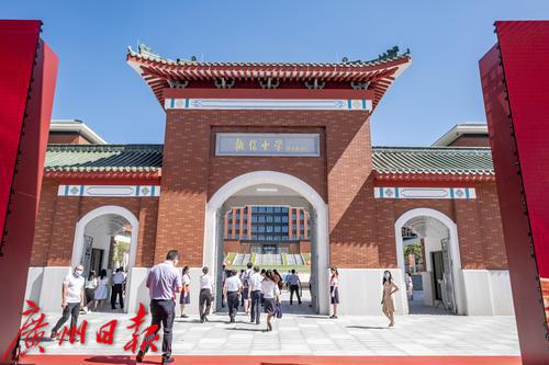 广州市执信中学天河校区设有400米跑道标准运动场,足球场,游泳馆.