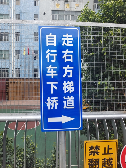 新人行天桥投入使用,去这些地方的居民更方便了!