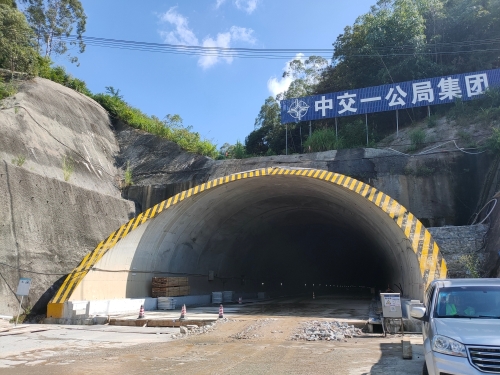 广连高速虎头山隧道双线顺利贯通