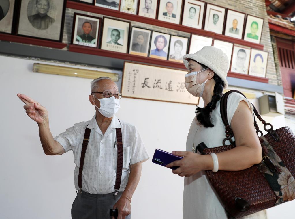 曾德防(左)接受採訪(7月8日攝)。新華社記者李鋼攝