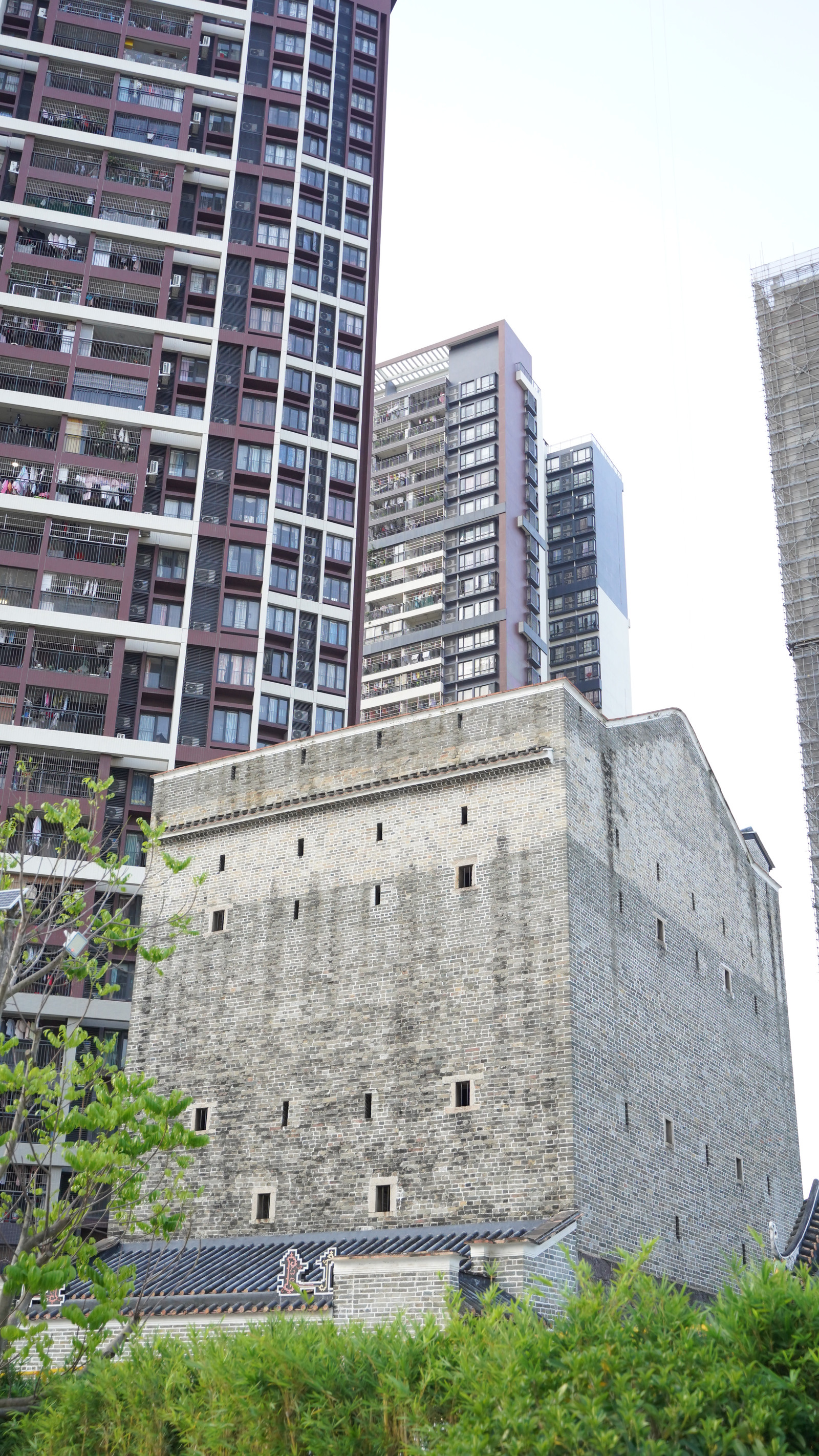 已被列为广州市文物保护单位的文冲炮楼,有“鸟哥楼”“鹩哥楼”“文冲碉楼”等多个名称。图信息时报记者崔小远 实习生沈彦君