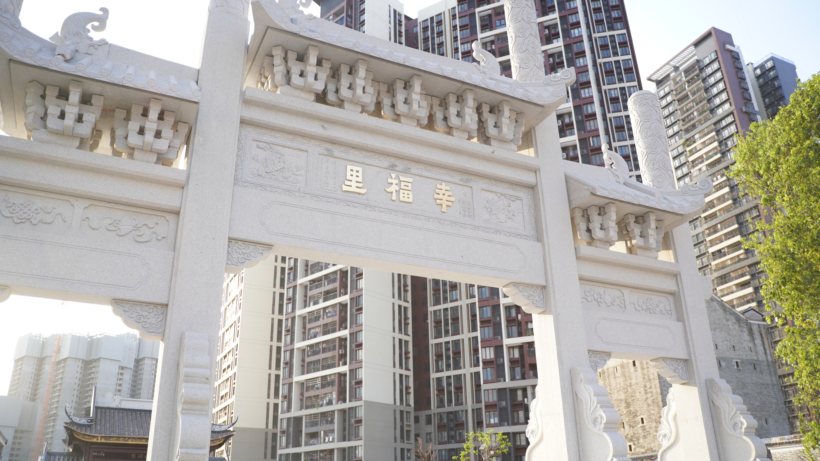 今年7月份新落成的“幸福里”牌坊。图信息时报记者崔小远 实习生沈彦君