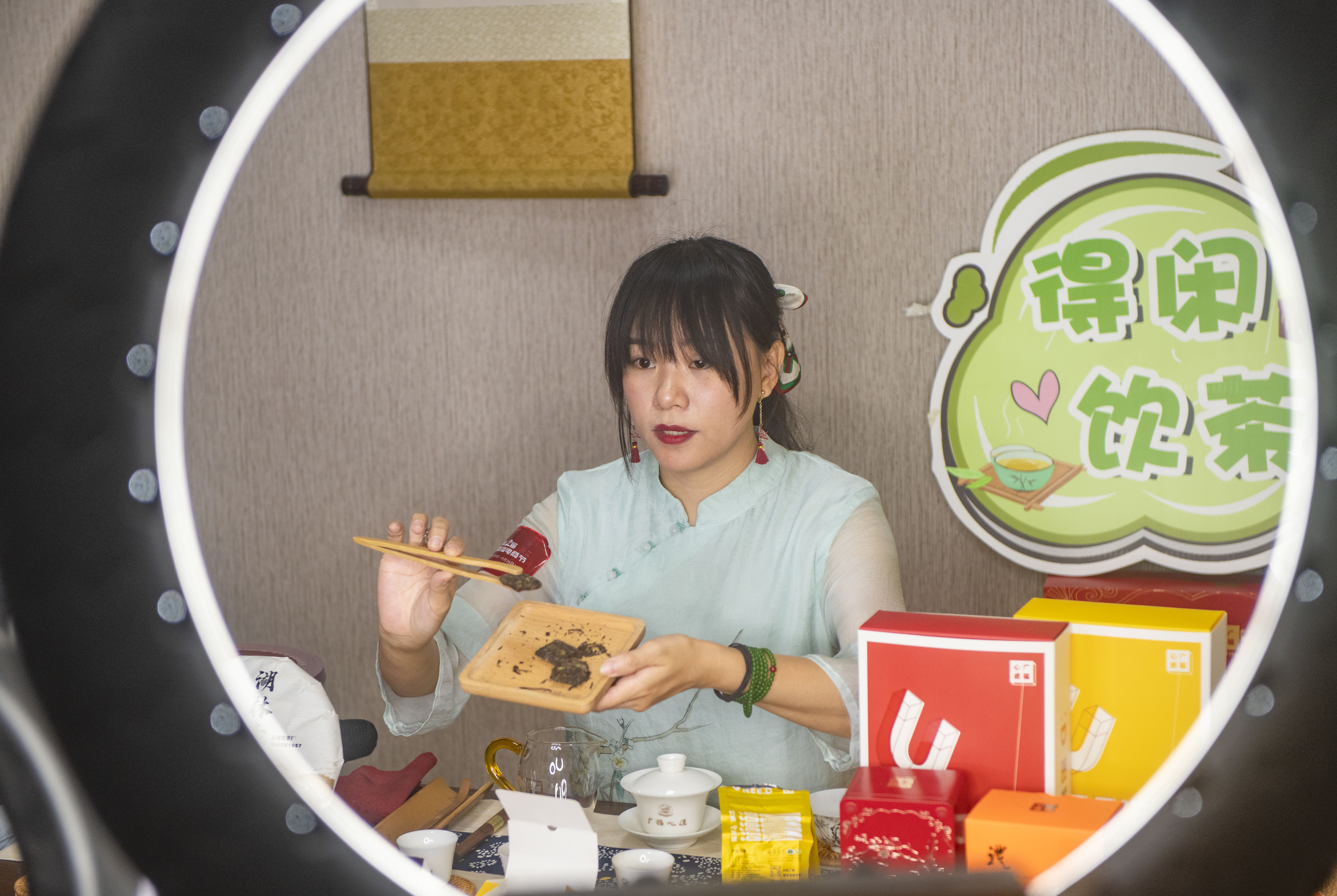 线上也能品茶香,芳村茶叶市场直播忙