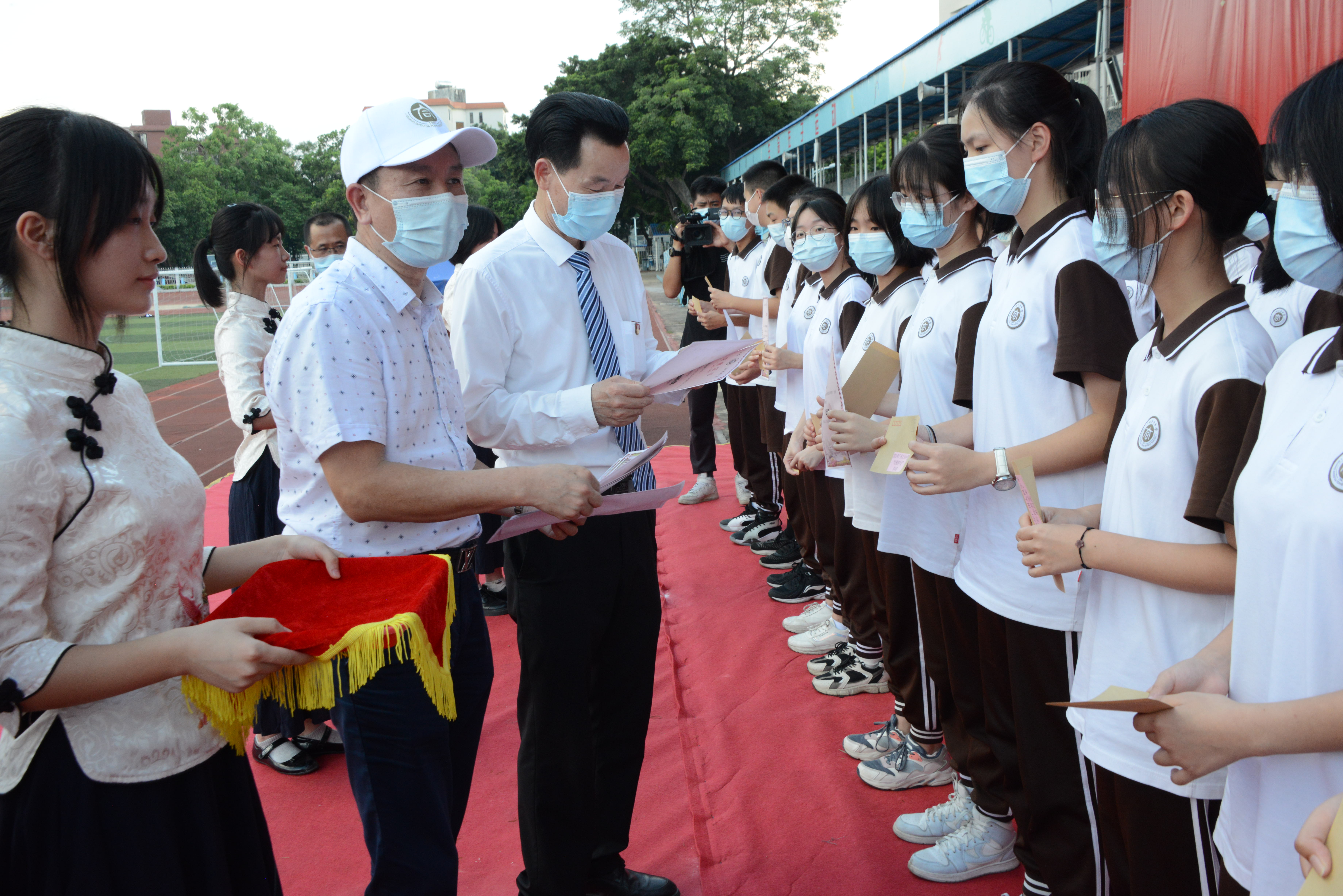 刘伟全为获奖学生颁奖