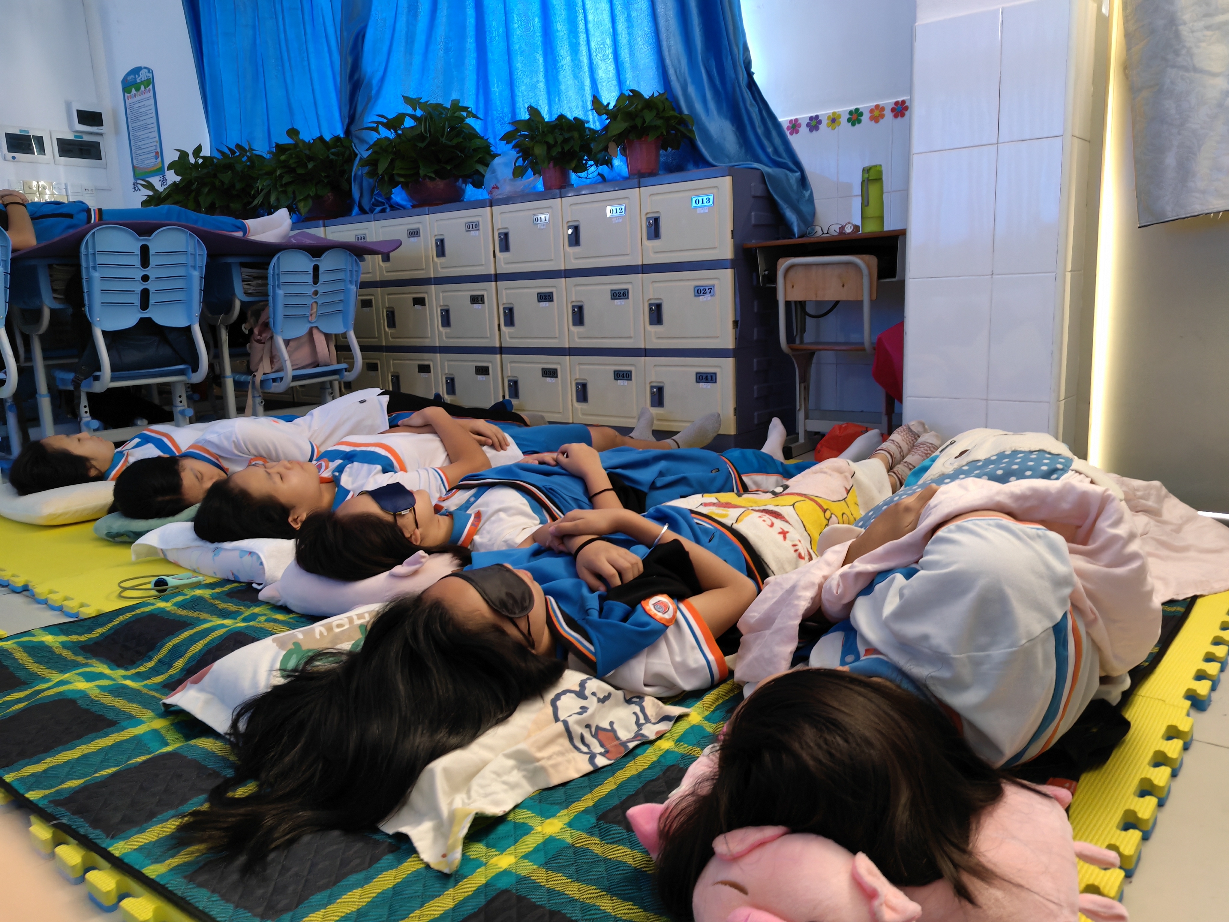 学生午休平躺睡,广州这所学校4年前就开始这样做了!