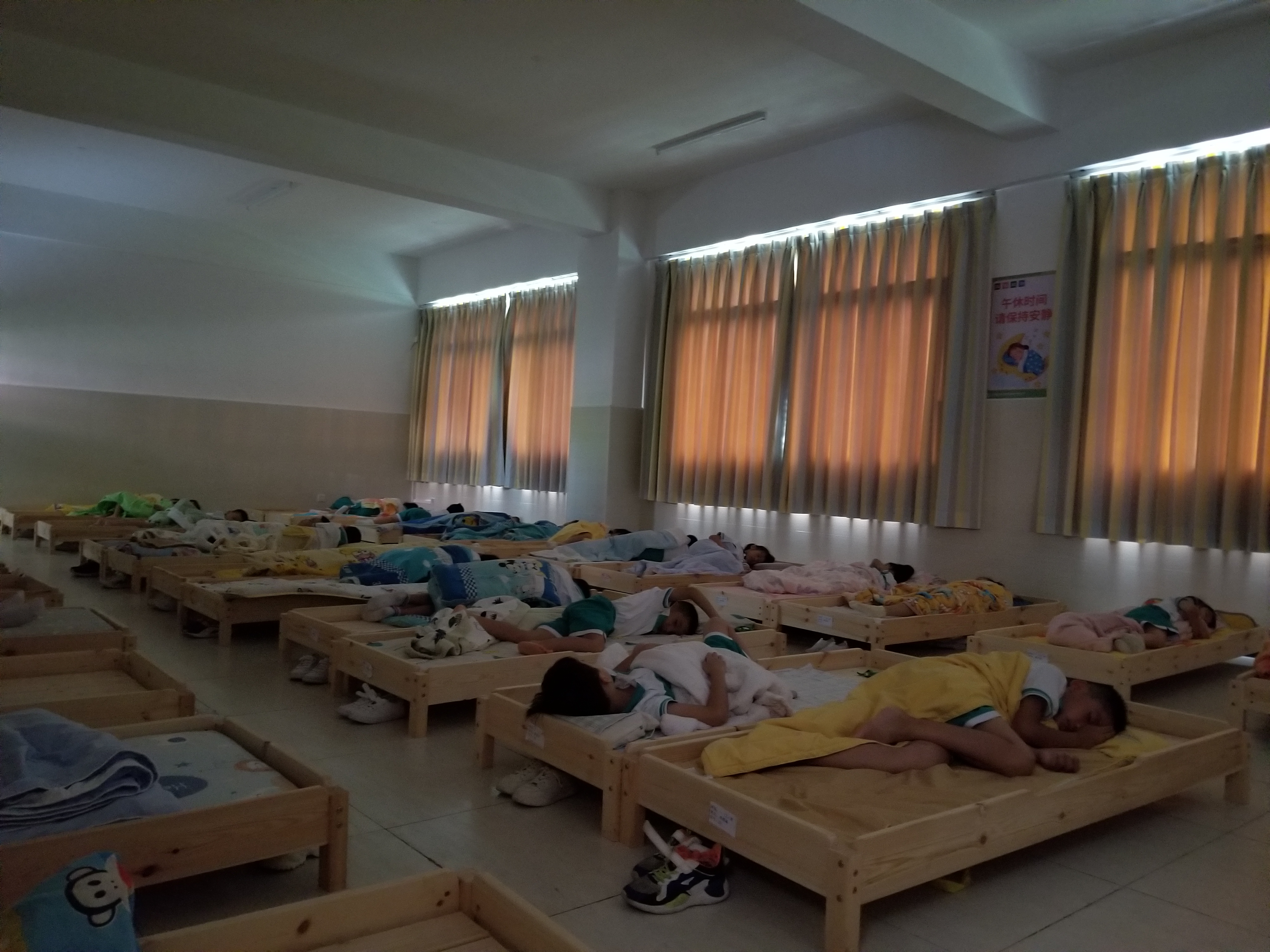 每个学生都有独立午休床 午休是学生学校生活的重要环节,均和小学是