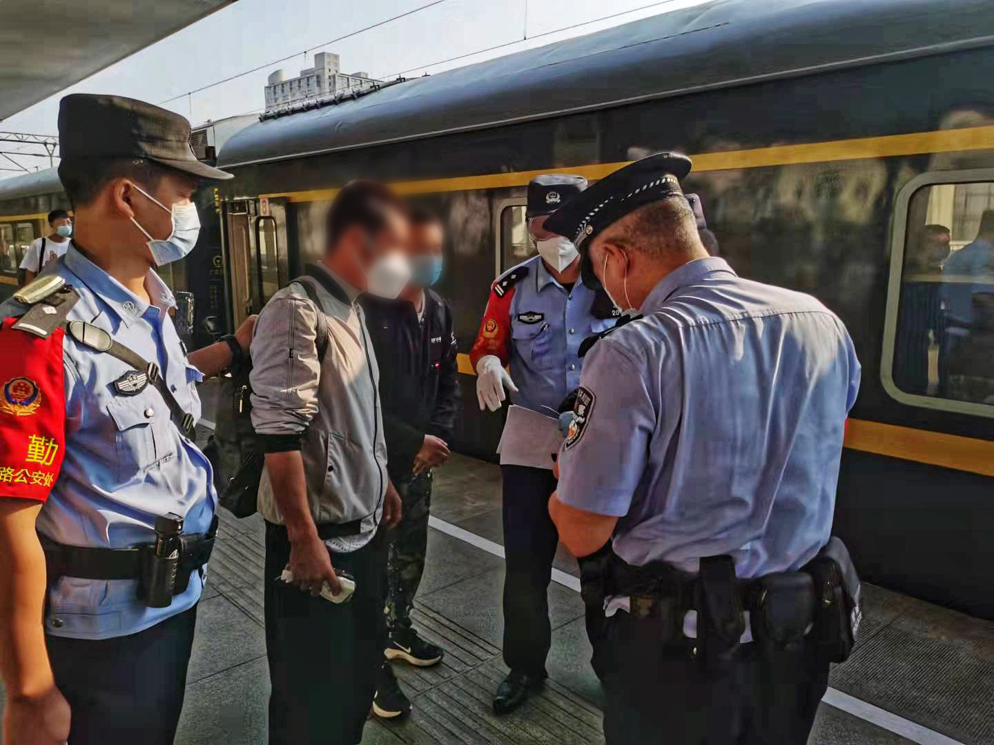 z201次停靠石家庄站时,广州乘警支队民警接到报警,称15车厢一名醉酒