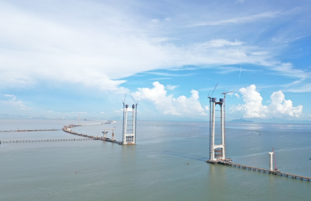 湾区明月耀高塔,深中通道中山大桥东主塔完成封顶