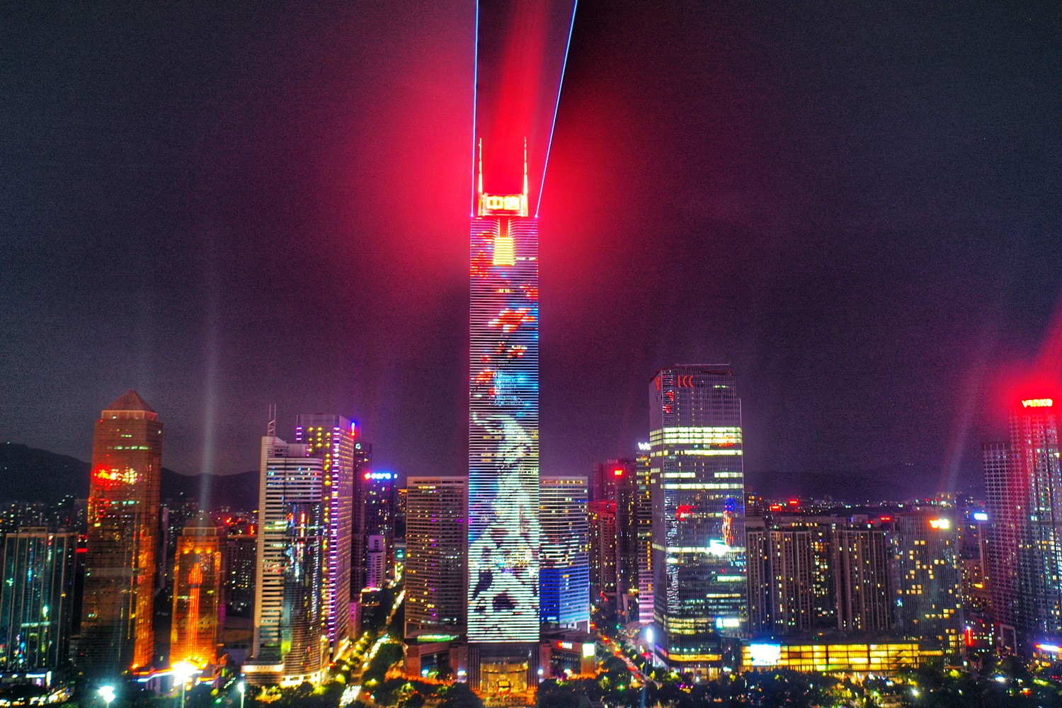 中信大厦亮灯贺中秋