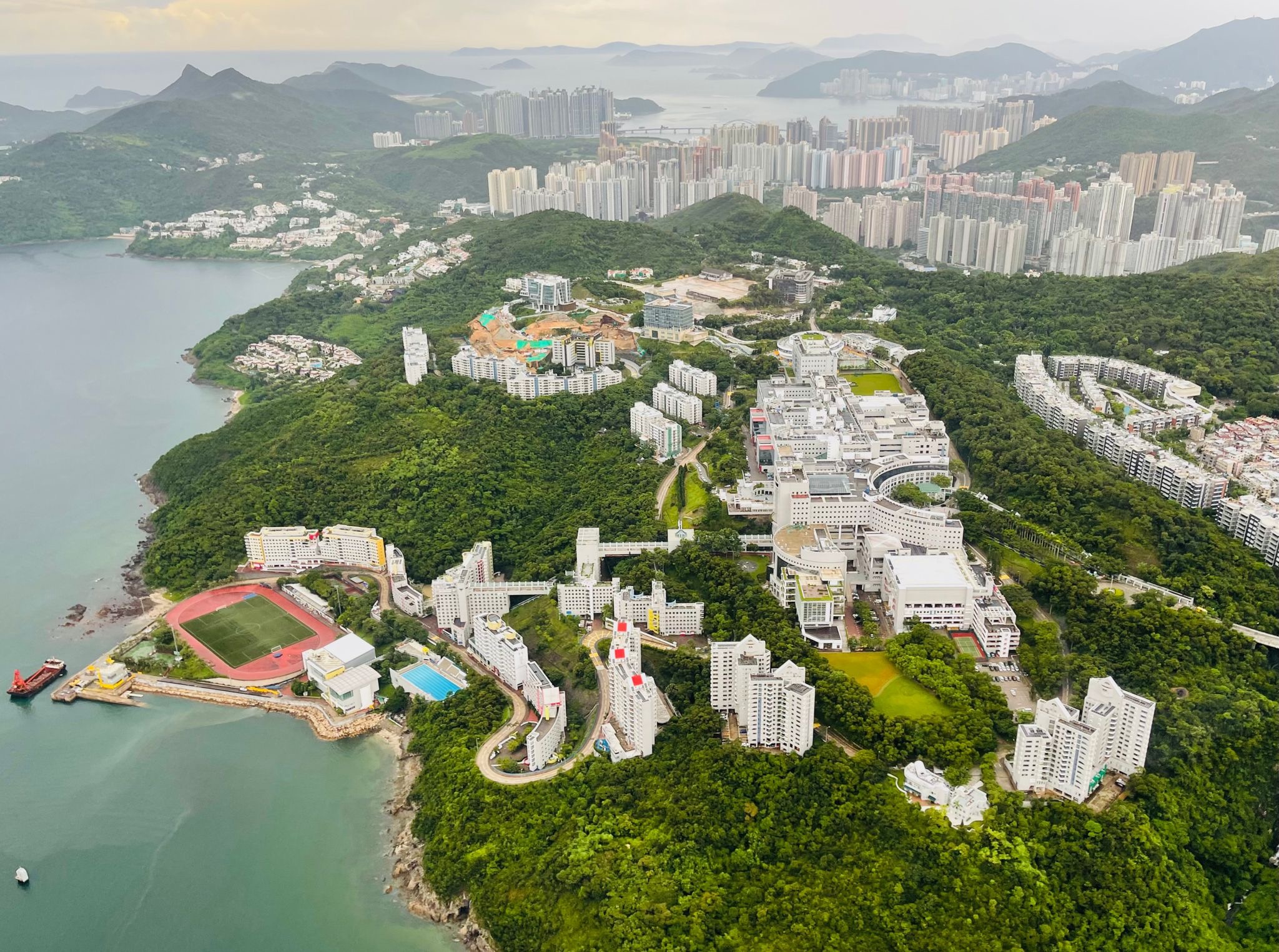 直升机飞越香港科技大学清水湾校园