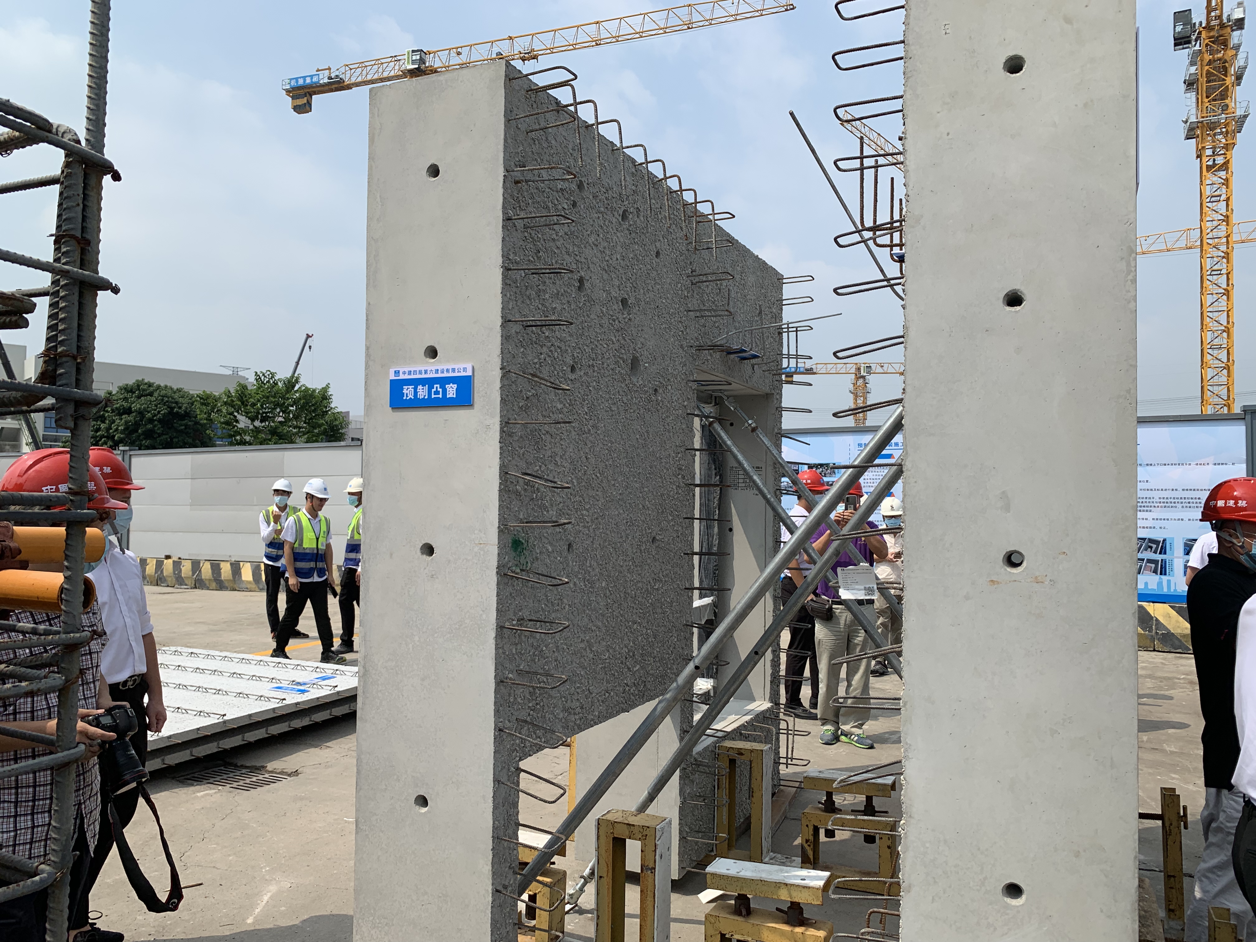 业内具有丰富装配式建筑设计和施工经验的专家学者赴项目现场指导调研