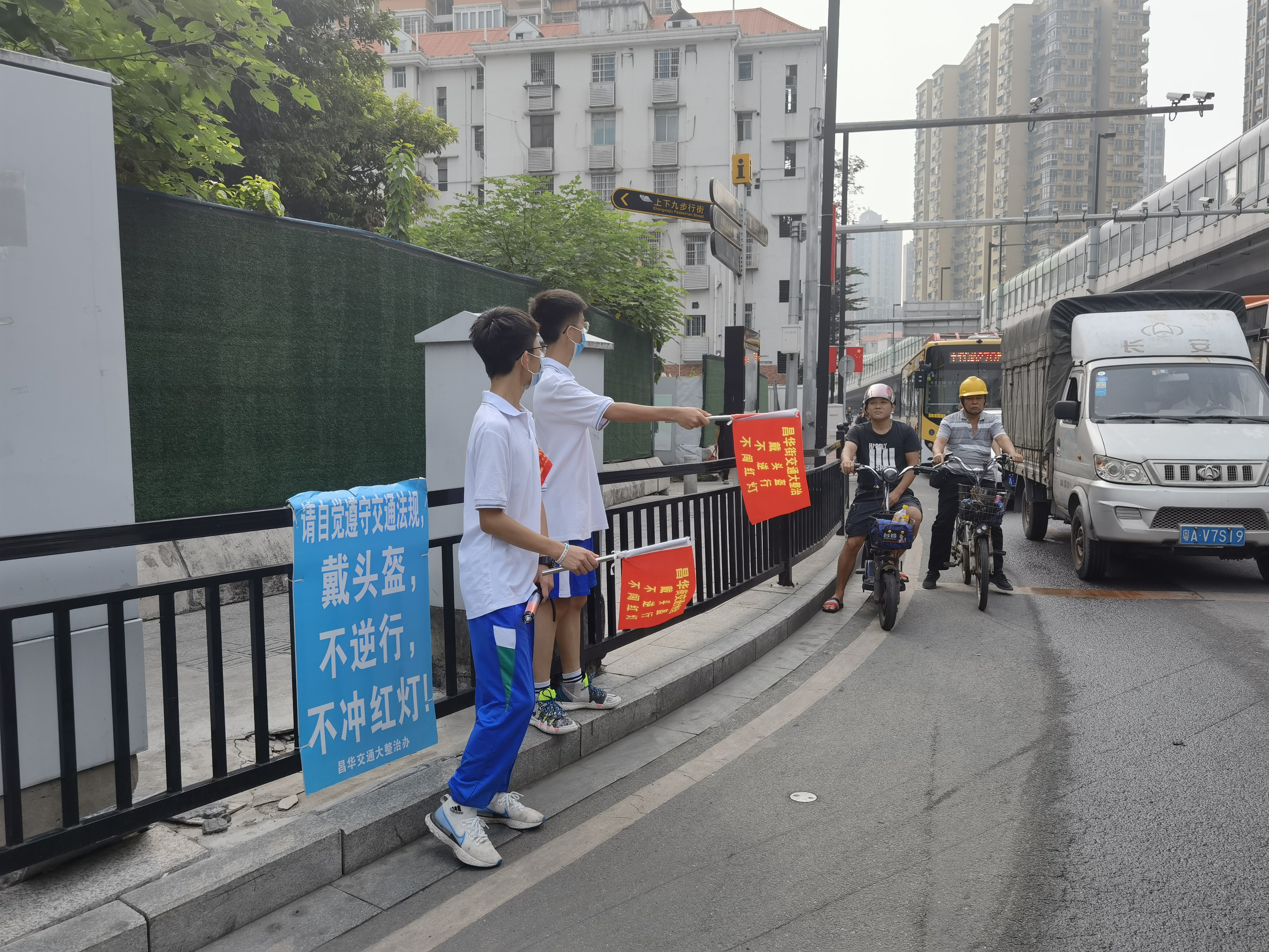 假期第一天,这群中学生来当交通劝导志愿者