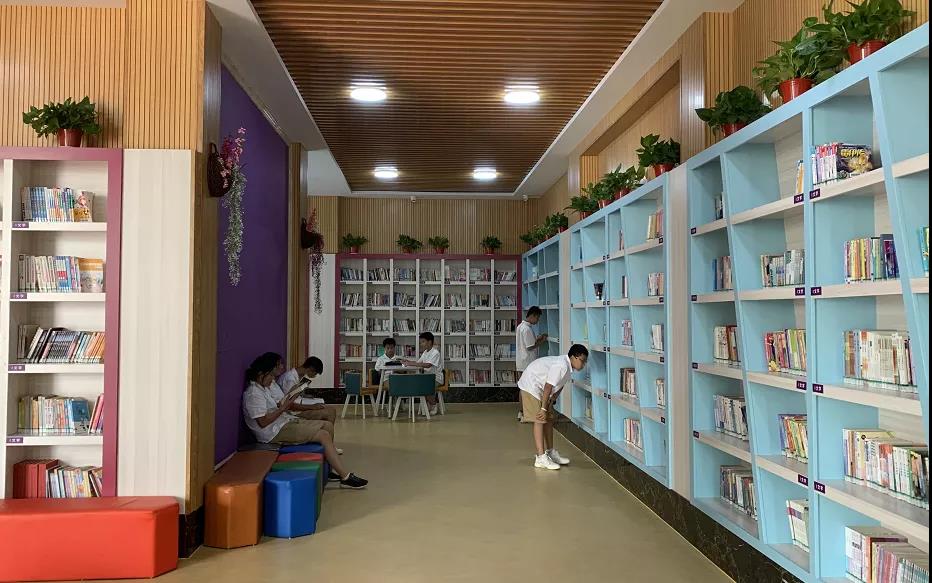 广州花都又一家校园图书馆开馆